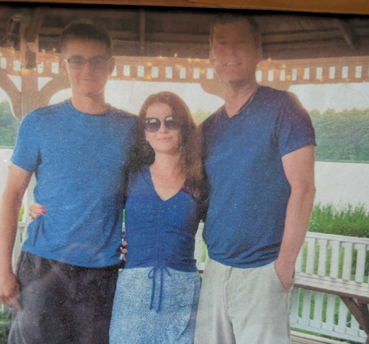 17歲少年Nikita Casap及母親和繼父。(互聯網)