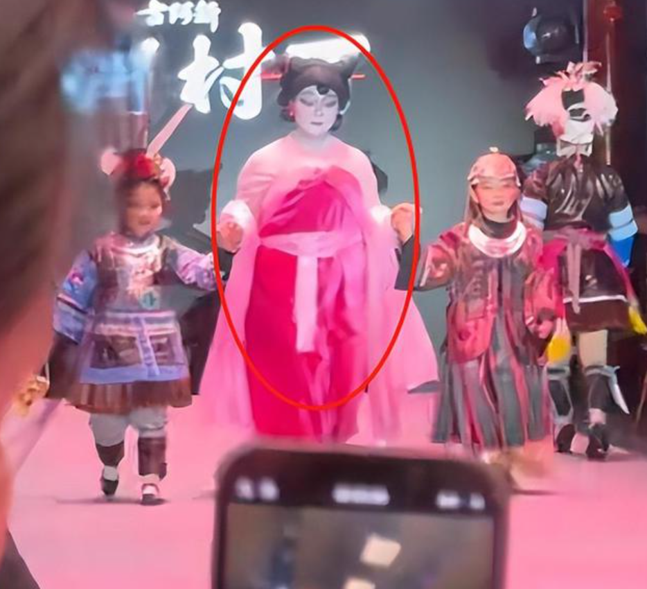 貴州一名女子哭訴,她化妝打扮Cosplay成《哪吒2》角色「石磯娘娘」到戶外廣場,沒想到被一名陌生男子辱罵,甚至做出攻擊打人的動作,後來才得知男子以為她是穿日本和服,感覺非常委屈,已報警求助。(影片截圖)