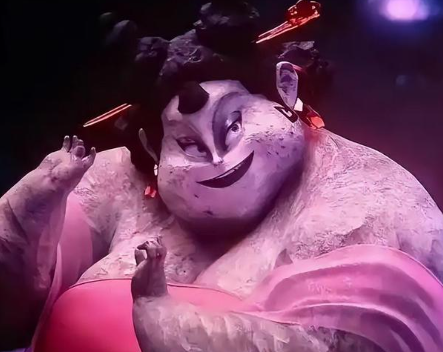 貴州一名女子哭訴,她化妝打扮Cosplay成《哪吒2》角色「石磯娘娘」到戶外廣場,沒想到被一名陌生男子辱罵,甚至做出攻擊打人的動作,後來才得知男子以為她是穿日本和服,感覺非常委屈,已報警求助。(影片截圖)