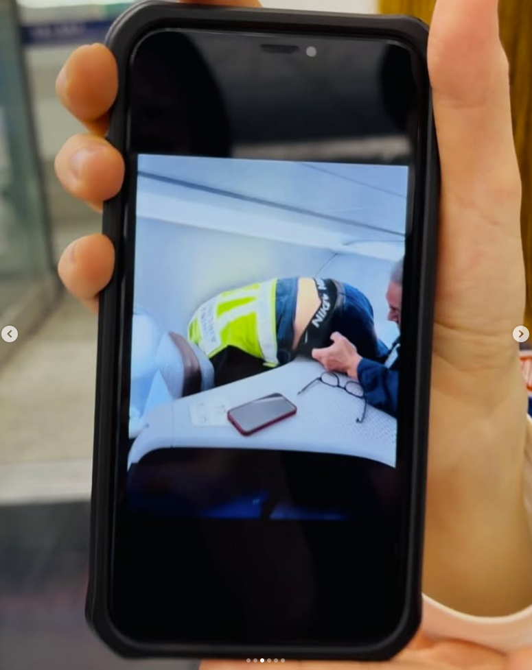 手機卡在座椅的深處。(圖/翻攝自IG@deejaysoda)