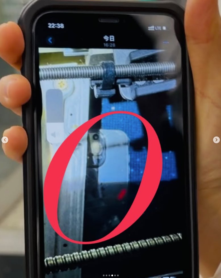 手機卡在座椅的深處。(圖/翻攝自IG@deejaysoda)