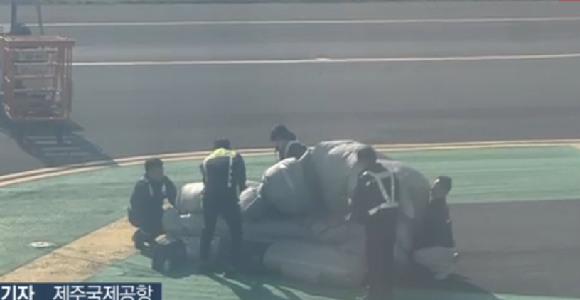 涉事的首爾航空航班接載202名乘客,滑行期間一名約30多歲的女乘客突然跑向前艙,並打開右側的應急出口,逃生滑梯隨即彈出,飛機無法繼續滑行,被迫中斷起飛。機場要派出拖車將客機拖離跑道,乘客需等待替代航班。(網上圖片/影片截圖)