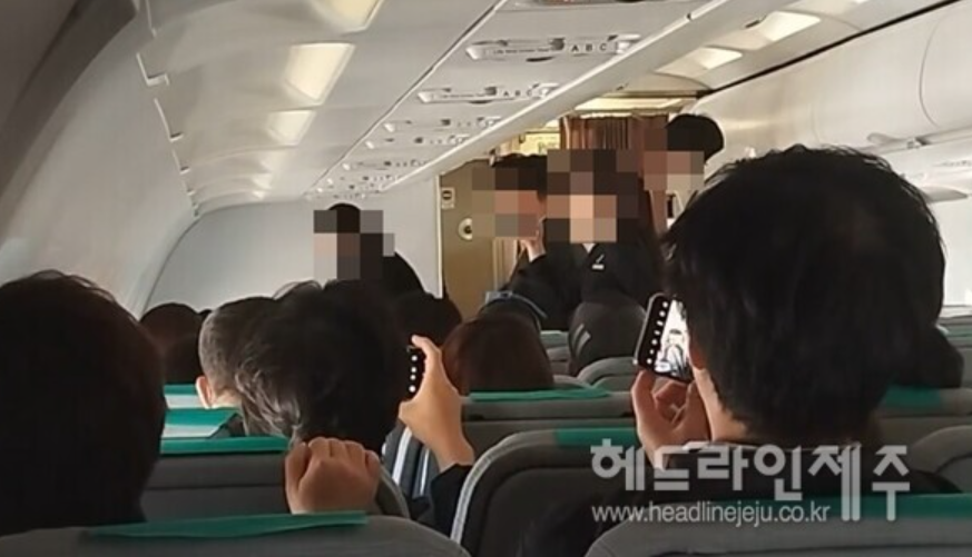 涉事的首爾航空航班接載202名乘客,滑行期間一名約30多歲的女乘客突然跑向前艙,並打開右側的應急出口,逃生滑梯隨即彈出,飛機無法繼續滑行,被迫中斷起飛。機場要派出拖車將客機拖離跑道,乘客需等待替代航班。(網上圖片/影片截圖)