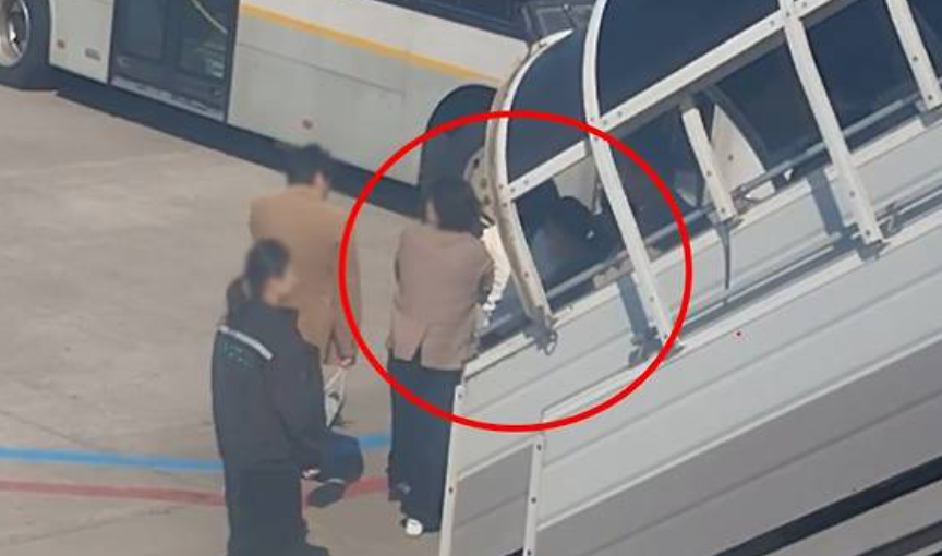 涉事的首爾航空航班接載202名乘客,滑行期間一名約30多歲的女乘客突然跑向前艙,並打開右側的應急出口,逃生滑梯隨即彈出,飛機無法繼續滑行,被迫中斷起飛。機場要派出拖車將客機拖離跑道,乘客需等待替代航班。(網上圖片/影片截圖)