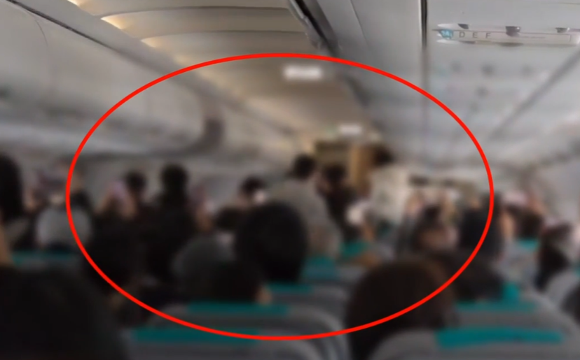 涉事的首爾航空航班接載202名乘客,滑行期間一名約30多歲的女乘客突然跑向前艙,並打開右側的應急出口,逃生滑梯隨即彈出,飛機無法繼續滑行,被迫中斷起飛。機場要派出拖車將客機拖離跑道,乘客需等待替代航班。(網上圖片/影片截圖)