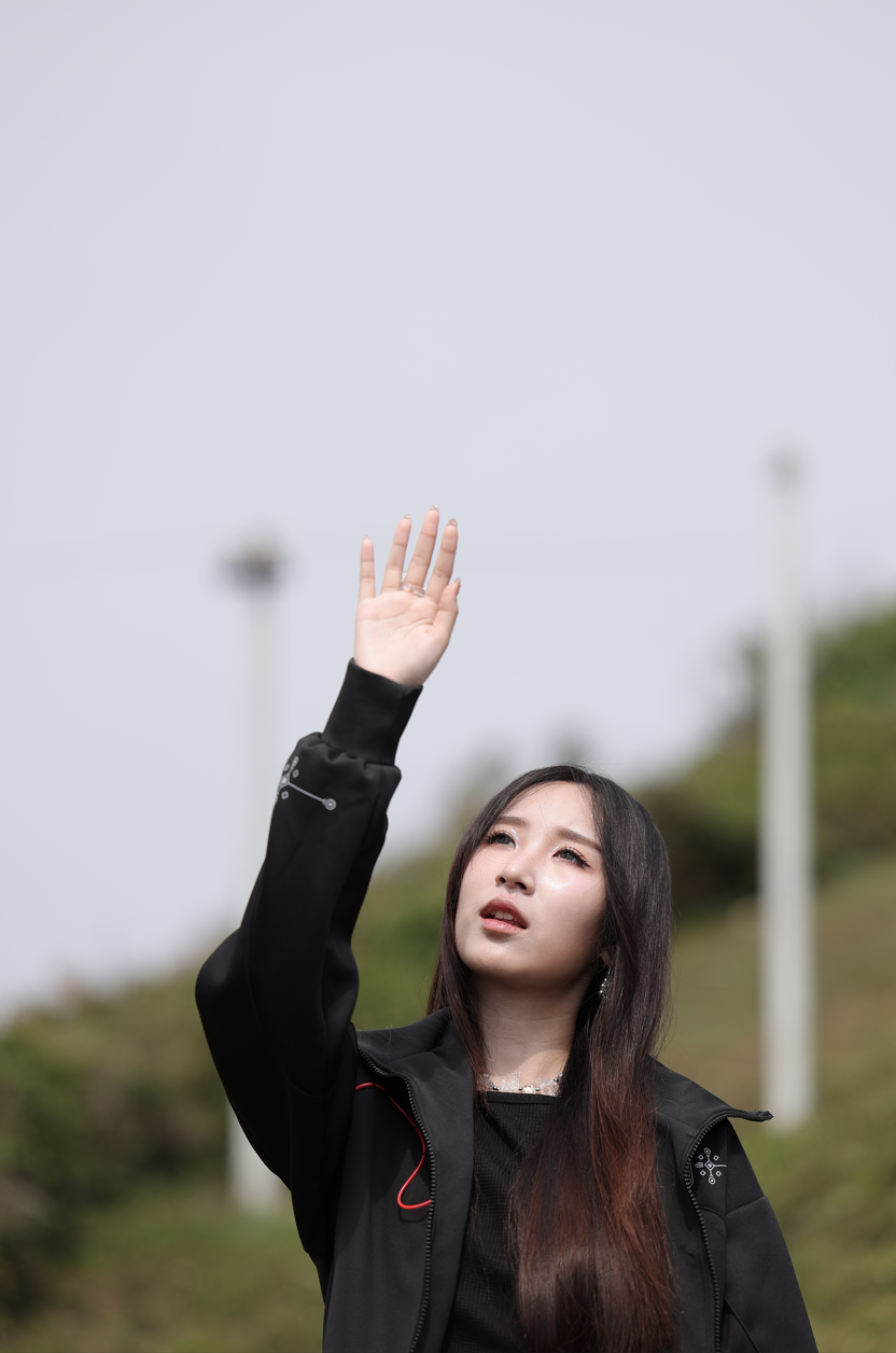 新歌MV拍足24小時,又遇上暴雨。