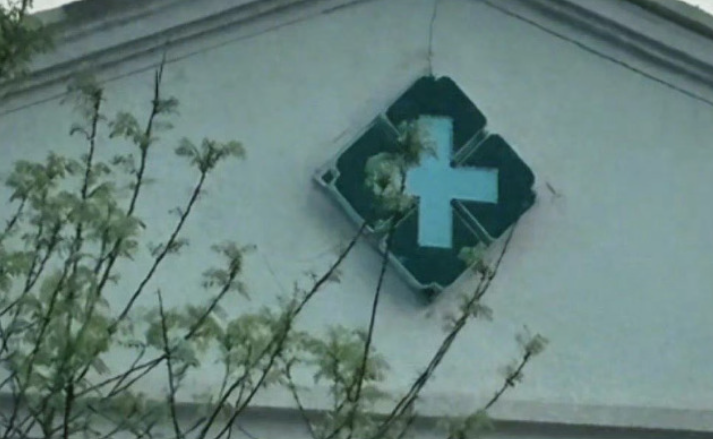 三河市近日以口頭要求廣告牌匾禁用「紅藍黑」三色,蜜雪冰城等品牌門市招牌都被改成綠色,甚至包括醫院的紅十字標誌等都變成了綠色。(網上圖片)