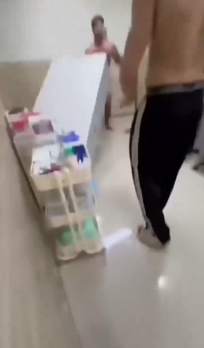 一名美國男子近日在印尼峇里島一家醫療診所內大暴走,大肆破壞診所內的設備,行為失控,最終慘遭印尼當局逮捕並遣返回國。