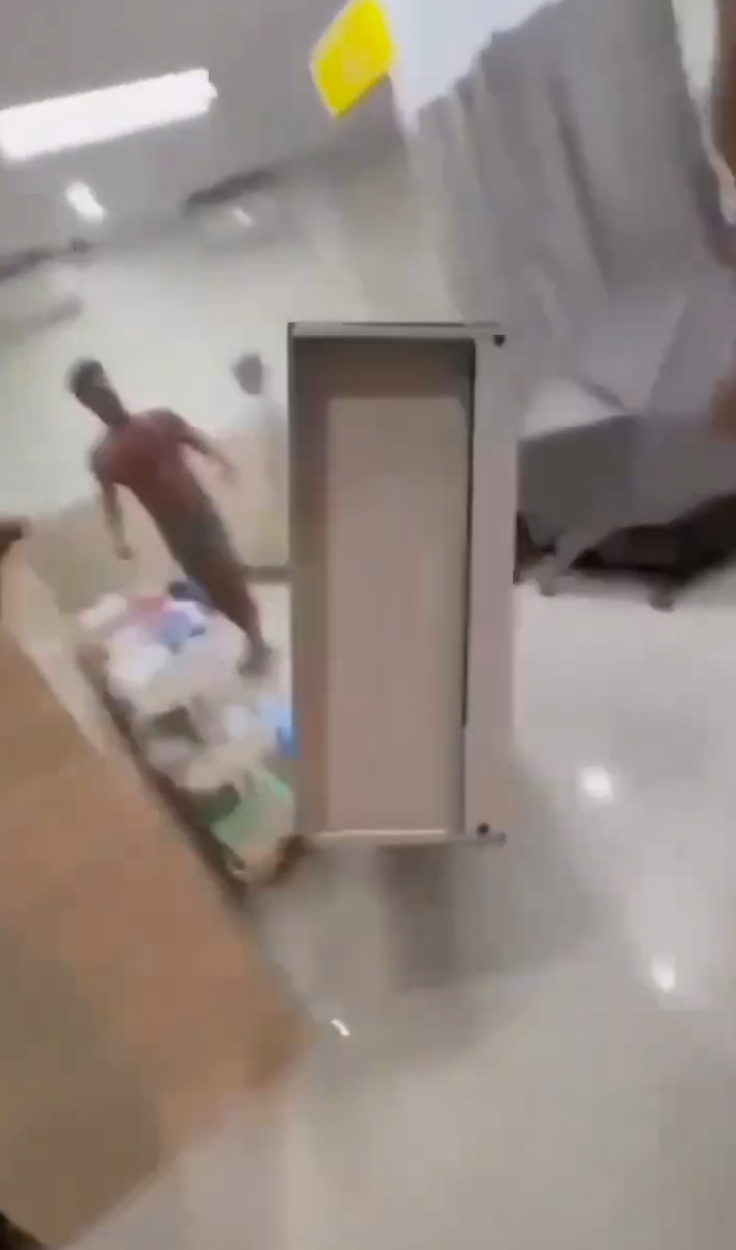 一名美國男子近日在印尼峇里島一家醫療診所內大暴走,大肆破壞診所內的設備,行為失控,最終慘遭印尼當局逮捕並遣返回國。