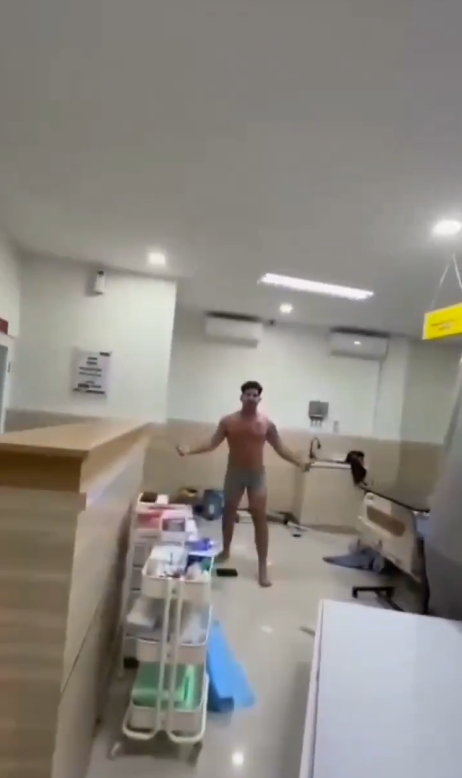 一名美國男子近日在印尼峇里島一家醫療診所內大暴走,大肆破壞診所內的設備,行為失控,最終慘遭印尼當局逮捕並遣返回國。