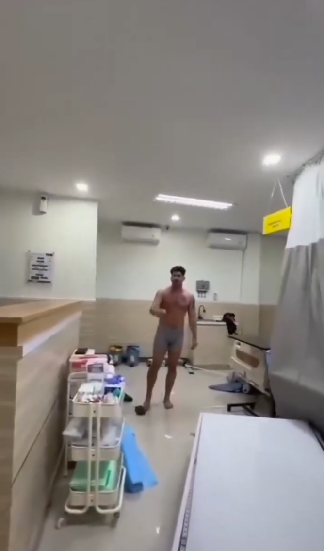 一名美國男子近日在印尼峇里島一家醫療診所內大暴走,大肆破壞診所內的設備,行為失控,最終慘遭印尼當局逮捕並遣返回國。