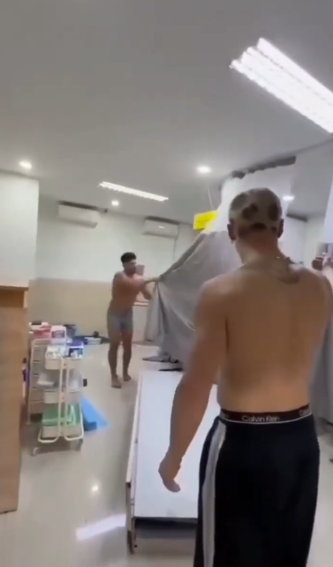一名美國男子近日在印尼峇里島一家醫療診所內大暴走,大肆破壞診所內的設備,行為失控,最終慘遭印尼當局逮捕並遣返回國。