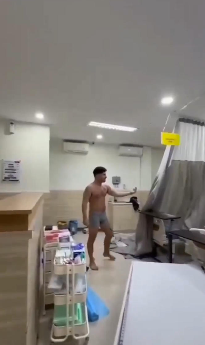 一名美國男子近日在印尼峇里島一家醫療診所內大暴走,大肆破壞診所內的設備,行為失控,最終慘遭印尼當局逮捕並遣返回國。