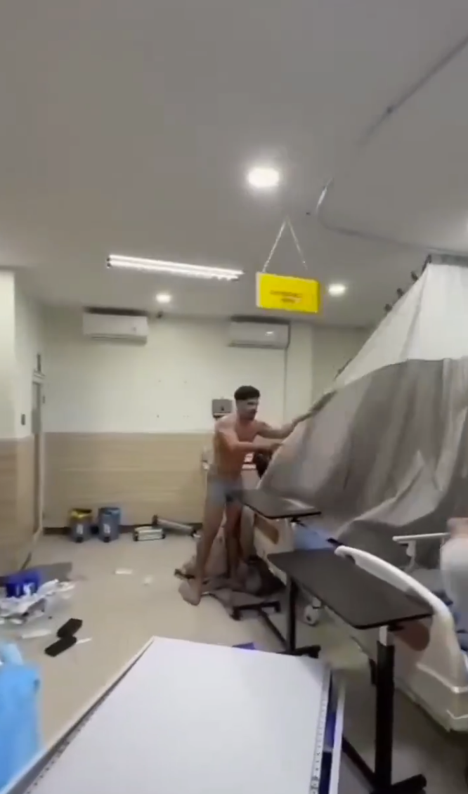 一名美國男子近日在印尼峇里島一家醫療診所內大暴走,大肆破壞診所內的設備,行為失控,最終慘遭印尼當局逮捕並遣返回國。