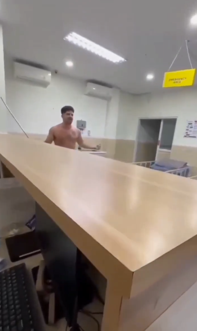 一名美國男子近日在印尼峇里島一家醫療診所內大暴走,大肆破壞診所內的設備,行為失控,最終慘遭印尼當局逮捕並遣返回國。