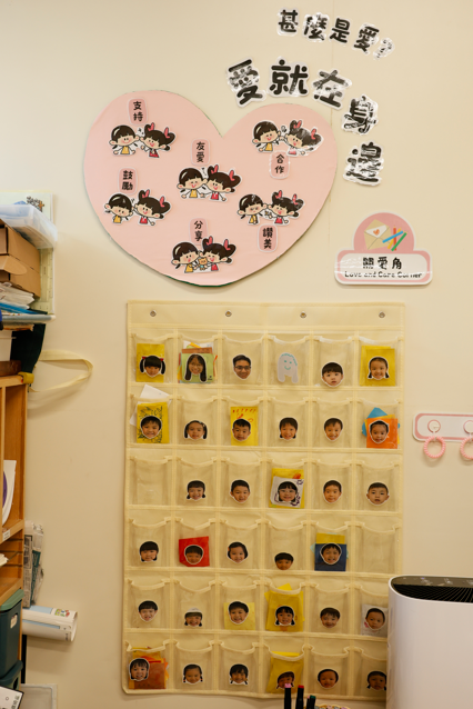 課室設「關愛角」,學生可寫信給同學,傾訴心事。(林俊源攝)