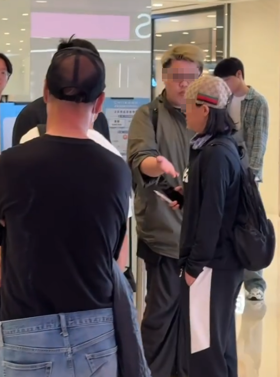 Chiikawa限定在尖沙咀海港城開幕,旁邊一名金髮男子大聲表示「你答不到問題就滾,就是這樣,就是這麼簡單」、「你連這個東西是甚麼都不懂,你買甚麼」,又指著Chiikawa公仔款式牌反問女子「這個是甚麼?說!」,其中一名女子答「卡哇痴」、「卡哇痴!是不是!」,隨即引來現場一陣哄笑,金髮男子更忍不住大聲斥責「Hachiware(小八)嚟㗎!他媽D!」。(Threads)