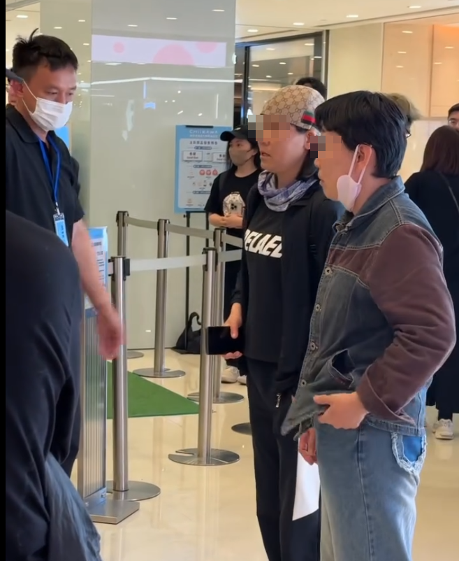 Chiikawa限定在尖沙咀海港城開幕,旁邊一名金髮男子大聲表示「你答不到問題就滾,就是這樣,就是這麼簡單」、「你連這個東西是甚麼都不懂,你買甚麼」,又指著Chiikawa公仔款式牌反問女子「這個是甚麼?說!」,其中一名女子答「卡哇痴」、「卡哇痴!是不是!」,隨即引來現場一陣哄笑,金髮男子更忍不住大聲斥責「Hachiware(小八)嚟㗎!他媽D!」。(Threads)