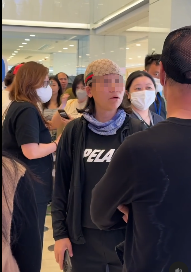 金髮男子走遠後,該兩名女子繼續向現場職員及保安表不滿,「我來買東西不是為討氣的」、「這是甚麼商場呀。這麼垃圾的。」,惟現場職員未有理會。(Threads)