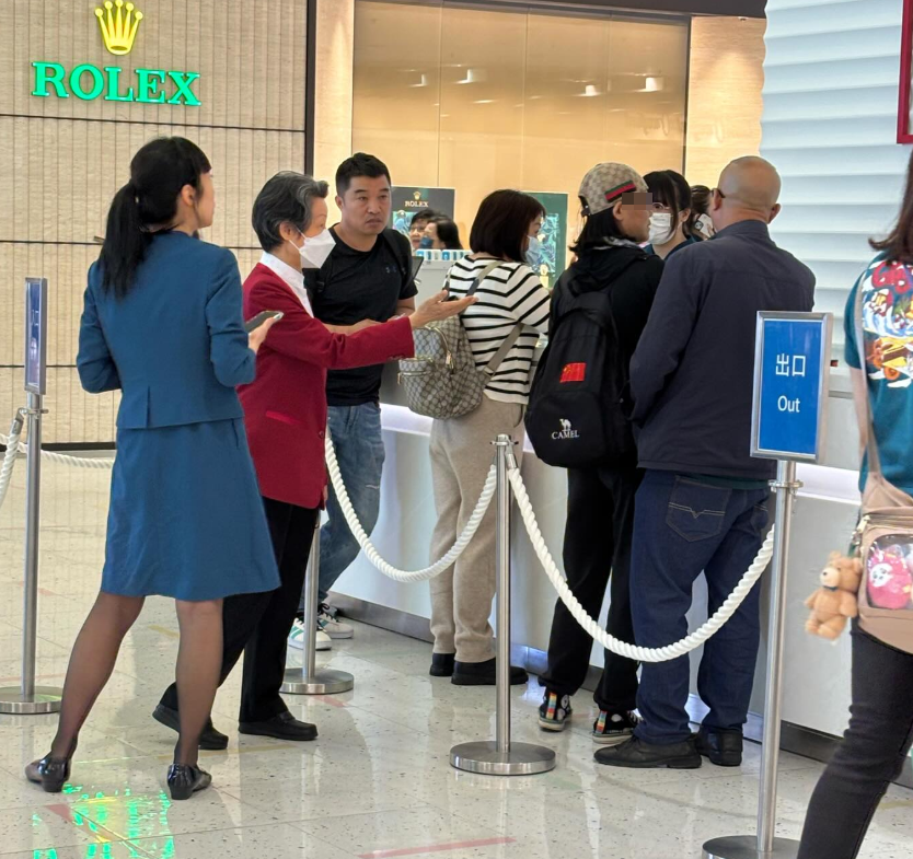 有人在留言區中貼出照片,表示該2名女子去了客戶服務台投訴,隨後自行離開商場。(Threads)