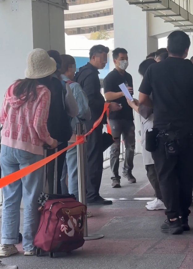 Facebook、Threads及小紅書都有網民發帖稱,有店員隨機向排隊者提問,包括角色族譜、角色名字、故事內容等,答中者可以繼續排隊入店,若答不出則要被請離。據有不少人答錯被要求離開,有網民稱「成條隊趕剩3個人」。