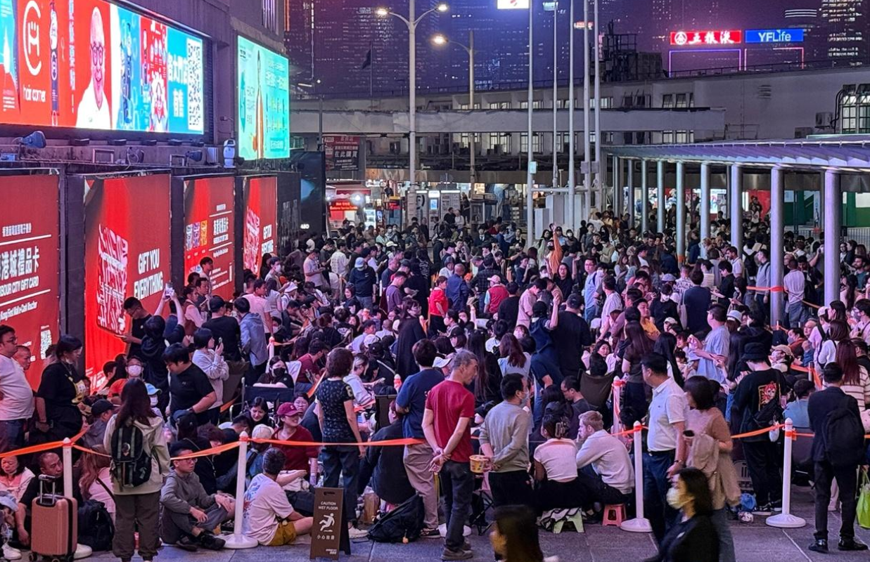 日本人氣動漫Chiikawa(吉伊卡哇)深受喜愛,期間限定店近日在尖沙咀海港城開幕,官方發售第二輪限定版毛公仔,近千人打蛇餅。(資料圖片)