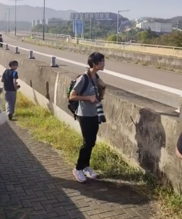 約20名少年巴士迷在大欖青山公路一帶企出公路影相,其間被兩名鐵騎交通警員驅趕。(影片截圖)