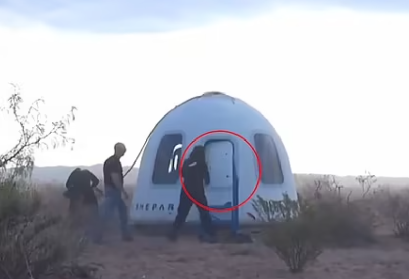 起初艙內有人把艙門輕易拉開。(互聯網)