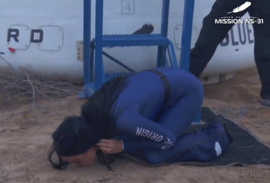 Katy Perry激動親吻土地。(互聯網)