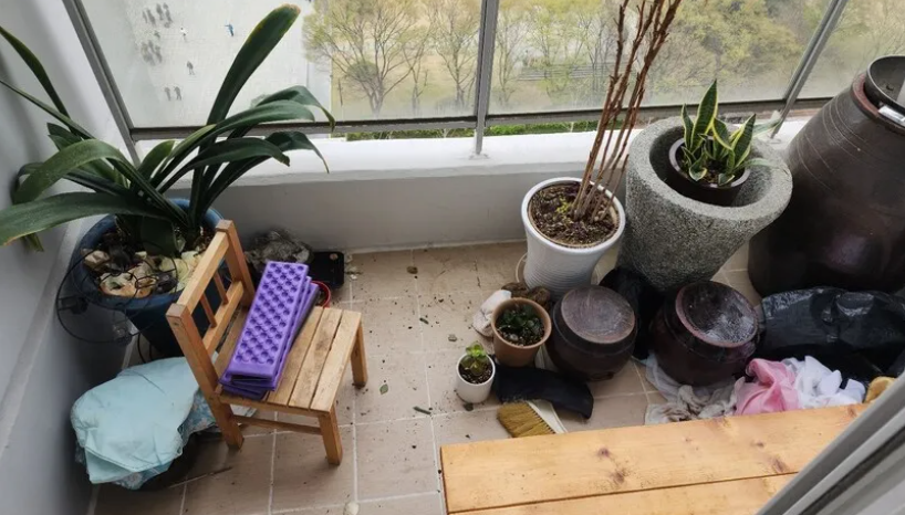 南韓首爾一名70多歲獨居婦女被反鎖困在自家公寓陽台18小時,後來把幾件衣服綁成一條「繩」向外求救,被路過的警察發現才得以脫困。(網上圖片)