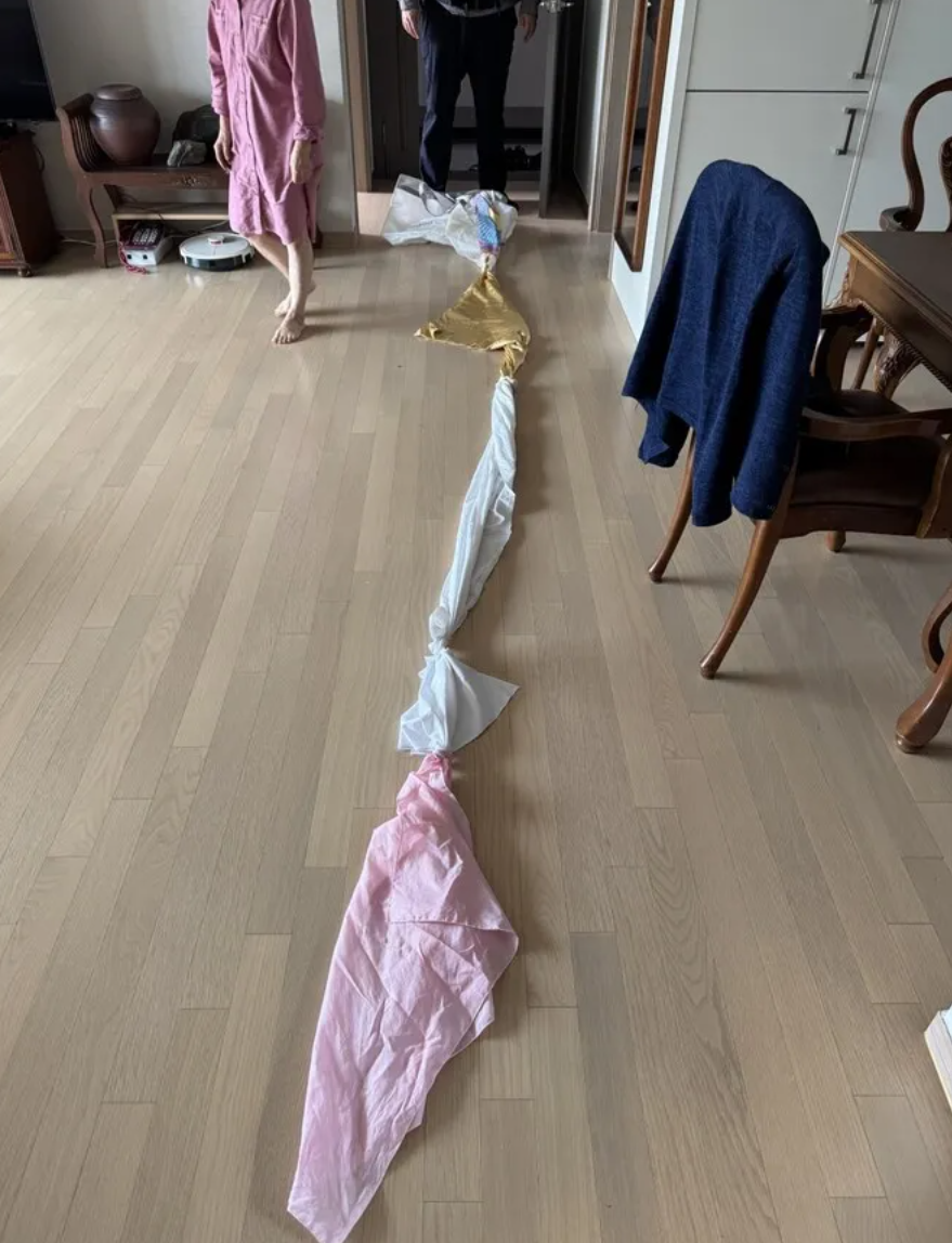 南韓首爾一名70多歲獨居婦女被反鎖困在自家公寓陽台18小時,後來把幾件衣服綁成一條「繩」向外求救,被路過的警察發現才得以脫困。(網上圖片)