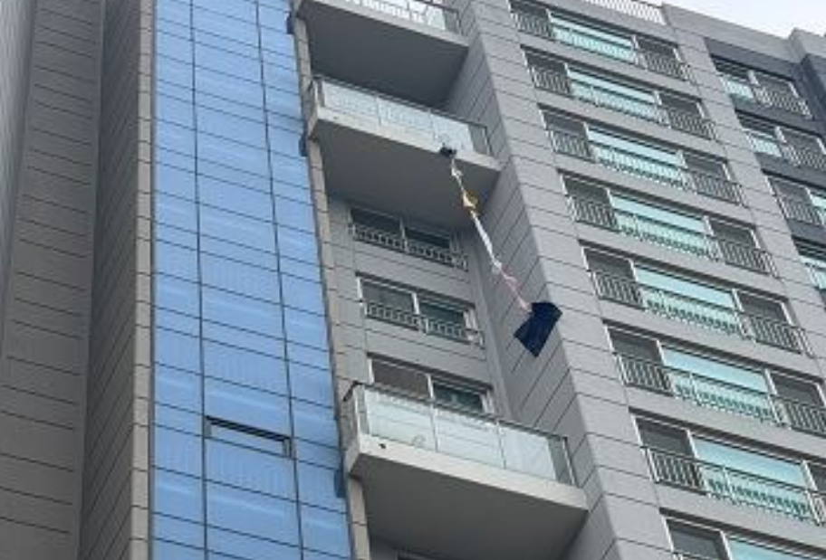 南韓首爾一名70多歲獨居婦女被反鎖困在自家公寓陽台18小時,後來把幾件衣服綁成一條「繩」向外求救,被路過的警察發現才得以脫困。(網上圖片)