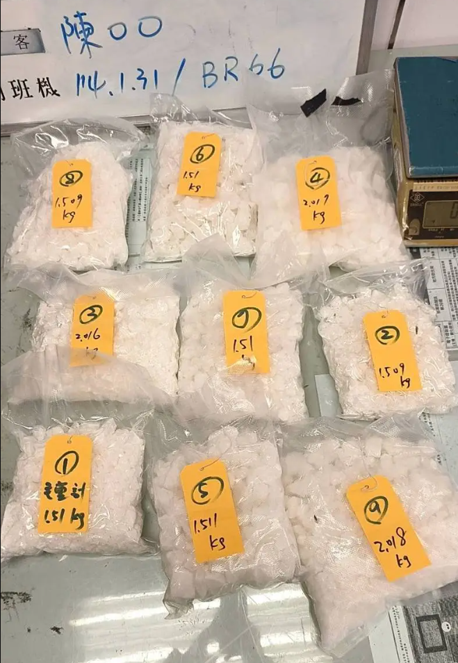 台灣警方周三(16日)公布,今年1月接獲比利時海關通報,獲悉一名30歲香港男子接受跨國運毒集團委託,企圖從比利時偷運俗稱K仔的氯胺酮往澳門,局方趁他在台灣轉機時作出拘捕行動,從行李箱內發現9包重達15.11公斤的氯胺酮,市價約3,000萬元新台幣(約717萬港元)。(網上圖片)