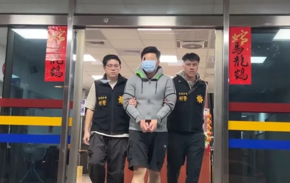 台灣警方周三(16日)公布,今年1月接獲比利時海關通報,獲悉一名30歲香港男子接受跨國運毒集團委託,企圖從比利時偷運俗稱K仔的氯胺酮往澳門,局方趁他在台灣轉機時作出拘捕行動,從行李箱內發現9包重達15.11公斤的氯胺酮,市價約3,000萬元新台幣(約717萬港元)。(網上圖片)