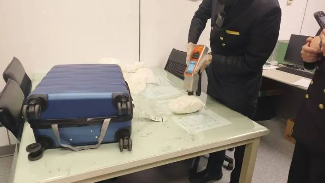 台灣警方周三(16日)公布,今年1月接獲比利時海關通報,獲悉一名30歲香港男子接受跨國運毒集團委託,企圖從比利時偷運俗稱K仔的氯胺酮往澳門,局方趁他在台灣轉機時作出拘捕行動,從行李箱內發現9包重達15.11公斤的氯胺酮,市價約3,000萬元新台幣(約717萬港元)。(網上圖片)