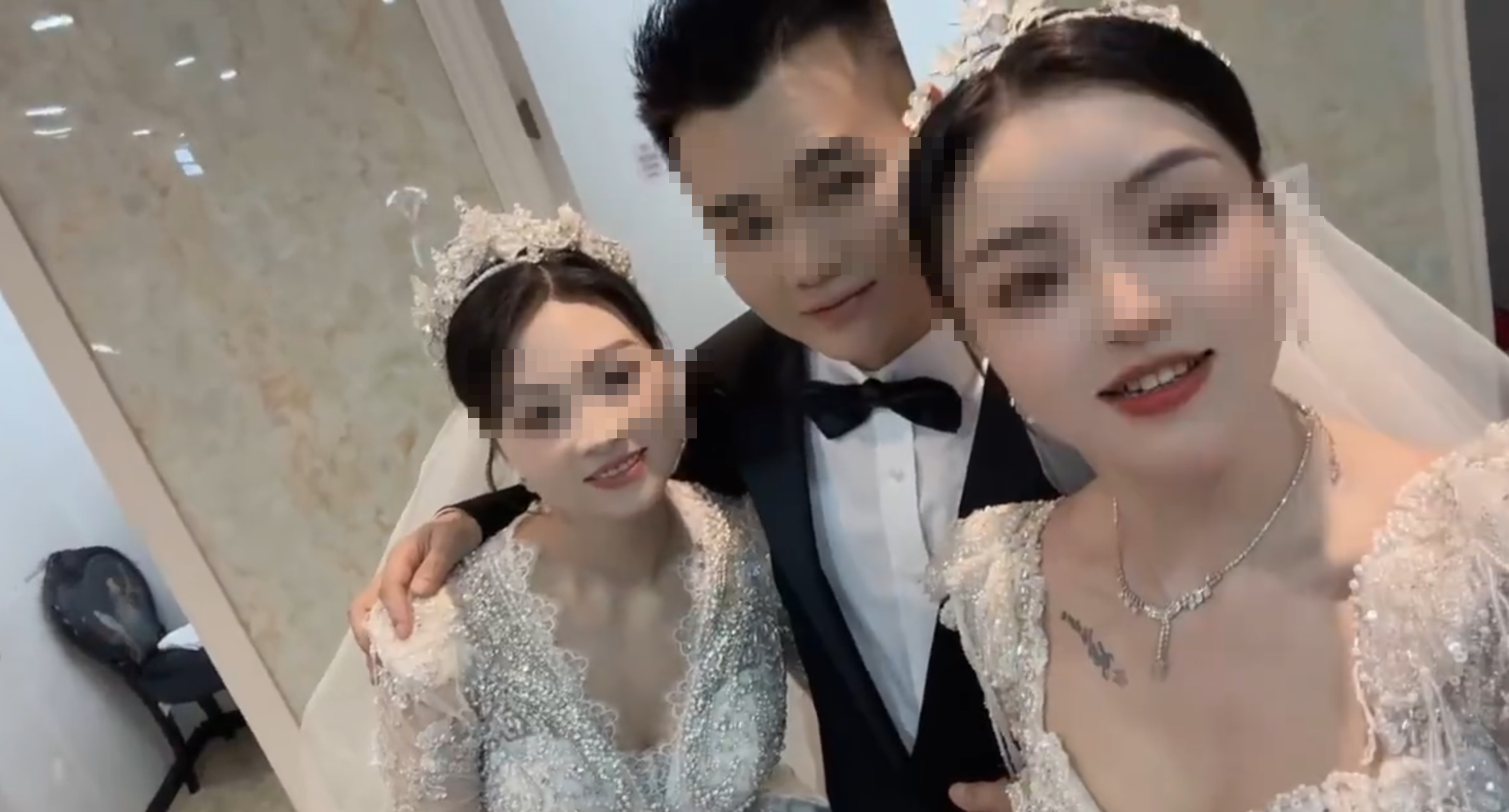 近日網傳一張結婚請帖,照片中一名男子手挽兩位新娘,要結婚宴客,引發爭議,知情人士透露,兩名女子中,其中一人其實是新郎的前妻,三人一起拍婚紗是「鬧著玩」。(網上圖片/影片截圖)