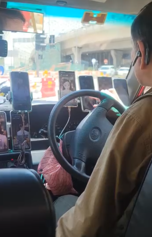 一名中年的士司機在載客途中,以掛在司機位前的7部手機,「一眼關七」分別收看7位美女博主的直播,期間不時疑似與對方互動,其分心行為極為危險。(Threads)