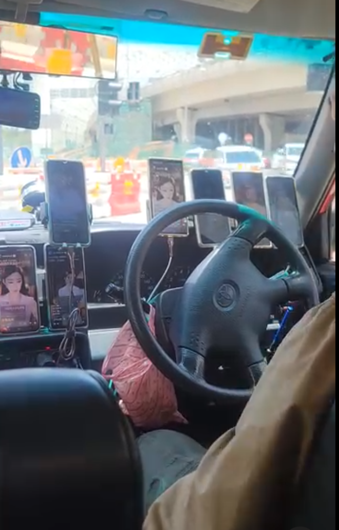一名中年的士司機在載客途中,以掛在司機位前的7部手機,「一眼關七」分別收看7位美女博主的直播,期間不時疑似與對方互動,其分心行為極為危險。(Threads)