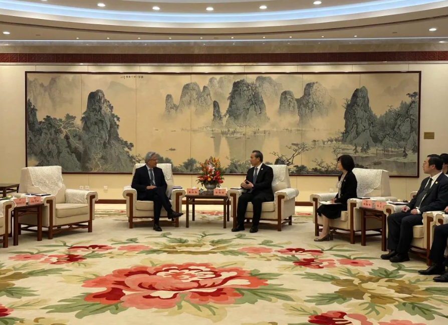 央視新聞報道,中國貿促會會長任鴻斌與黃仁勳舉行會談。黃仁勳說,中國是Nvidia非常重要的市場,希望繼續與中國合作。