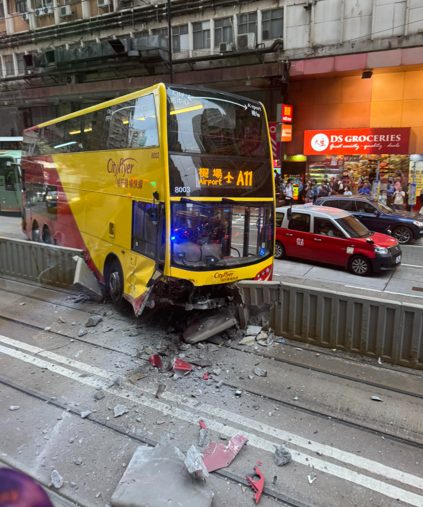 一輛往機場的A11路線雙層城巴,沿英皇道西行駛至北角新都城對開時懷疑失控撞毀石壆,巴士右邊車頭毀爛,石壆碎片彈落電車路軌(北角有樂FB)