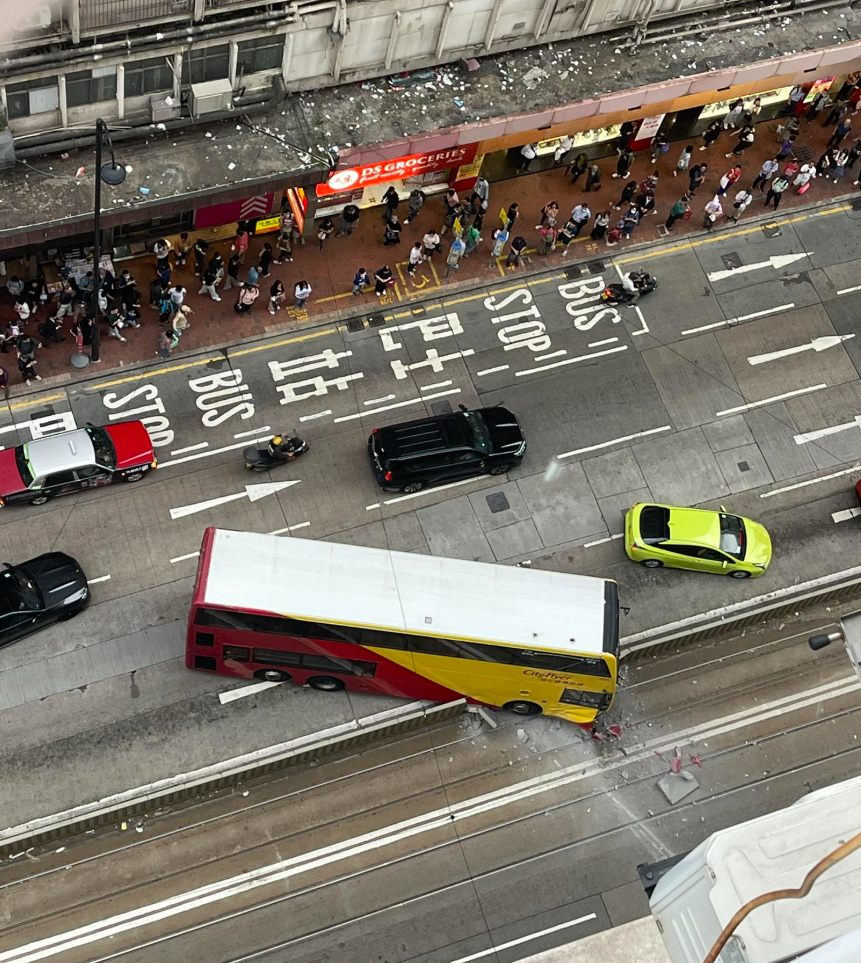 一輛往機場的A11路線雙層城巴,沿英皇道西行駛至北角新都城對開時懷疑失控撞毀石壆,巴士右邊車頭毀爛,石壆碎片彈落電車路軌(北角有樂FB)
