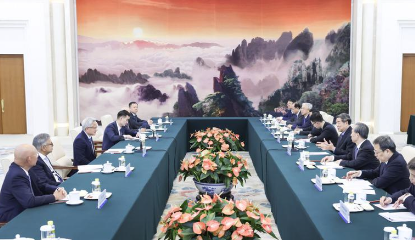 國務院副總理何立峰在人民大會堂會見美國Nvidia公司行政總裁黃仁勳。(新華社)