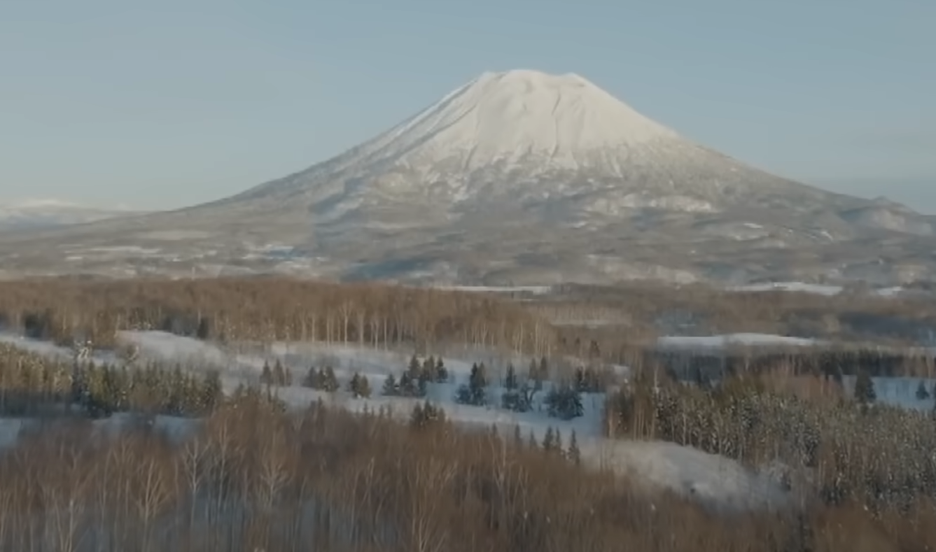 酒店可眺望北海道羊蹄山。(新聞截圖)