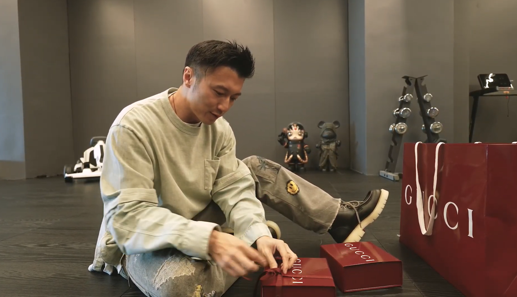 謝霆鋒獲Gucci獨家打造全球唯一專屬品,更拍下開箱片跟大家分享。