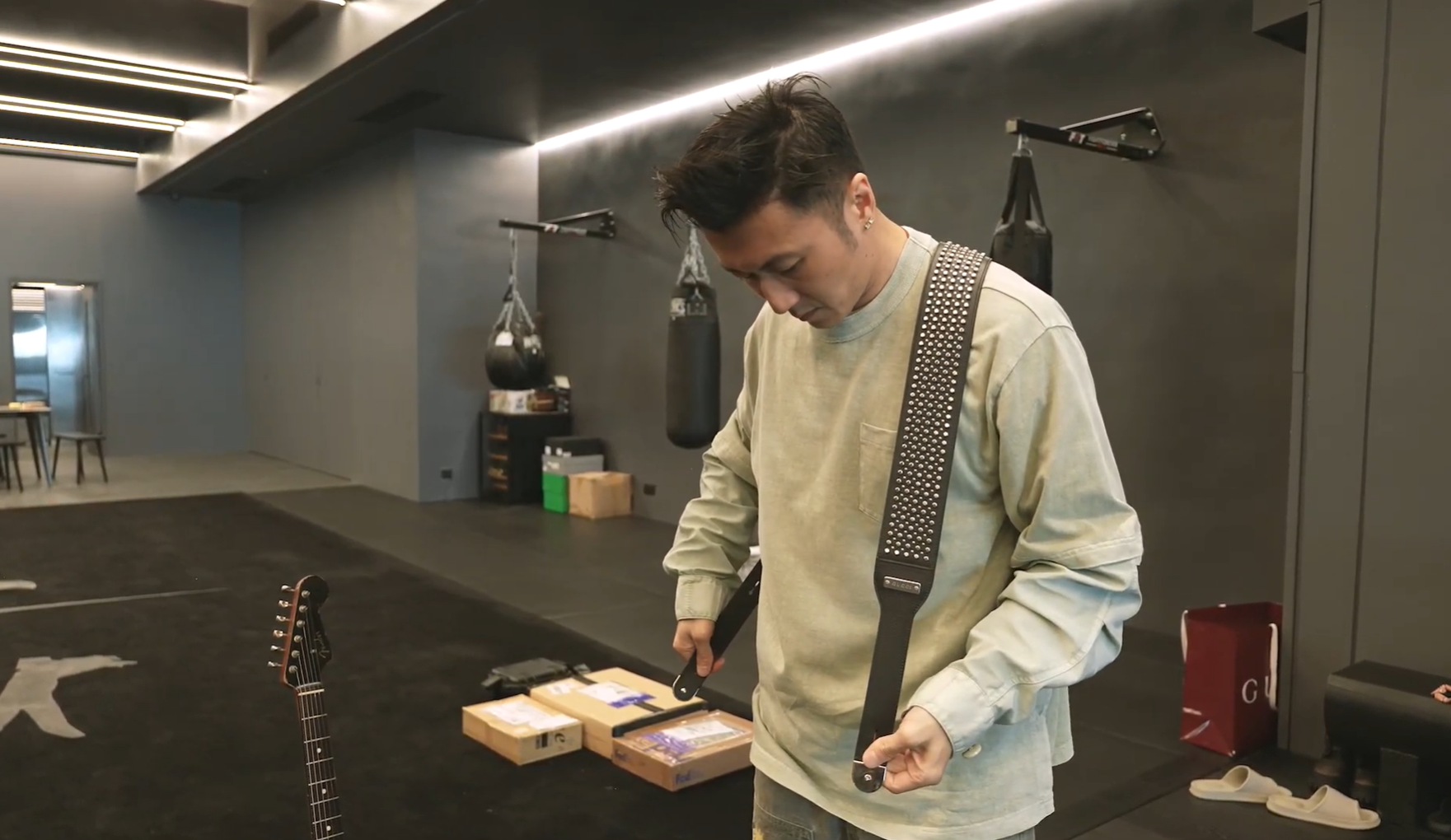 謝霆鋒獲Gucci獨家打造全球唯一專屬品,更拍下開箱片跟大家分享。