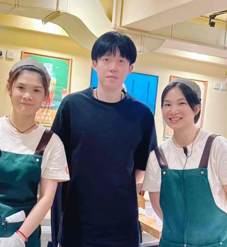 中國乒乓球手、奧運金牌得主王楚欽到訪澳門黑沙環區一間茶餐廳。 (搭枱茶餐廳小紅書專頁)