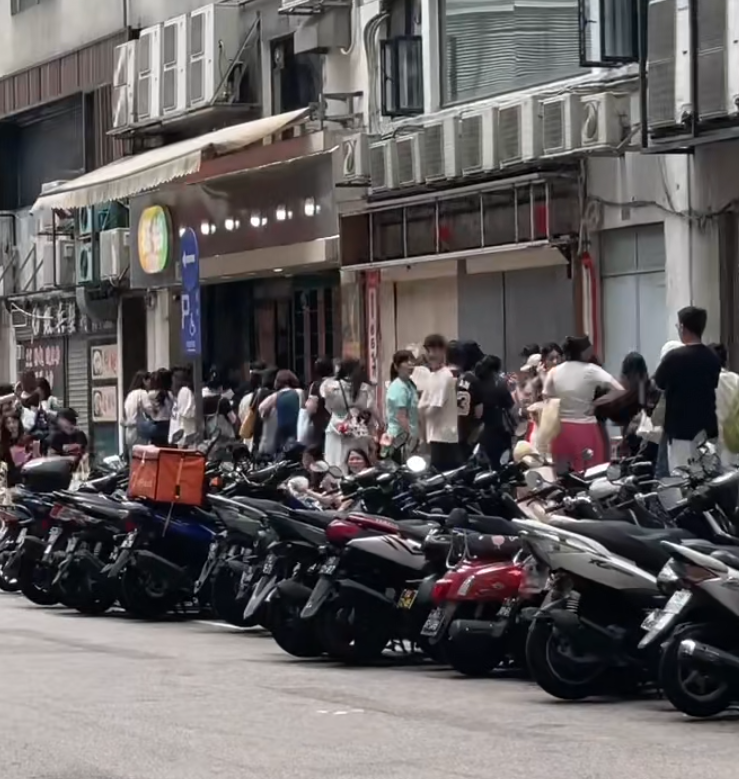 復活節期間澳門3間分店出現長長人龍,小紅書仲出現「王楚欽同款餐單」,吸引內地旅客及球迷下單。(小紅書)