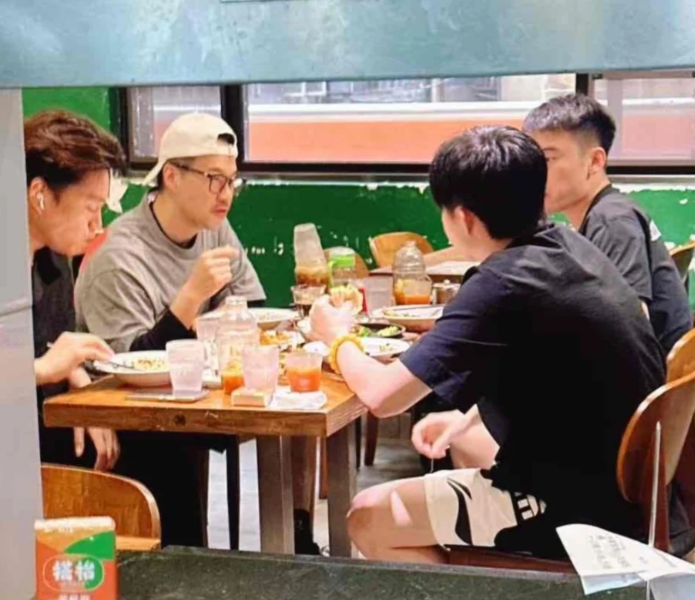 中國乒乓球手、奧運金牌得主王楚欽(右)到訪澳門黑沙環區一間茶餐廳。 (搭枱茶餐廳小紅書專頁)