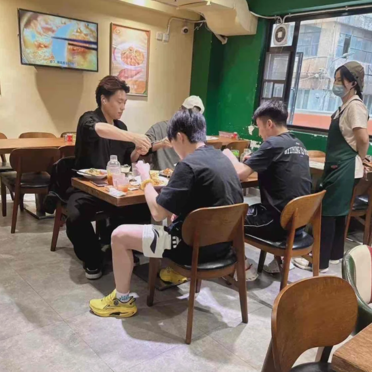 中國乒乓球手、奧運金牌得主王楚欽到訪澳門黑沙環區一間茶餐廳。 (搭枱茶餐廳小紅書專頁)