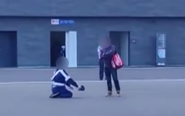 世博會的保安被入場人士要求下跪道歉。(影片截圖)